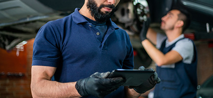 mechanic using tablet for logistics management